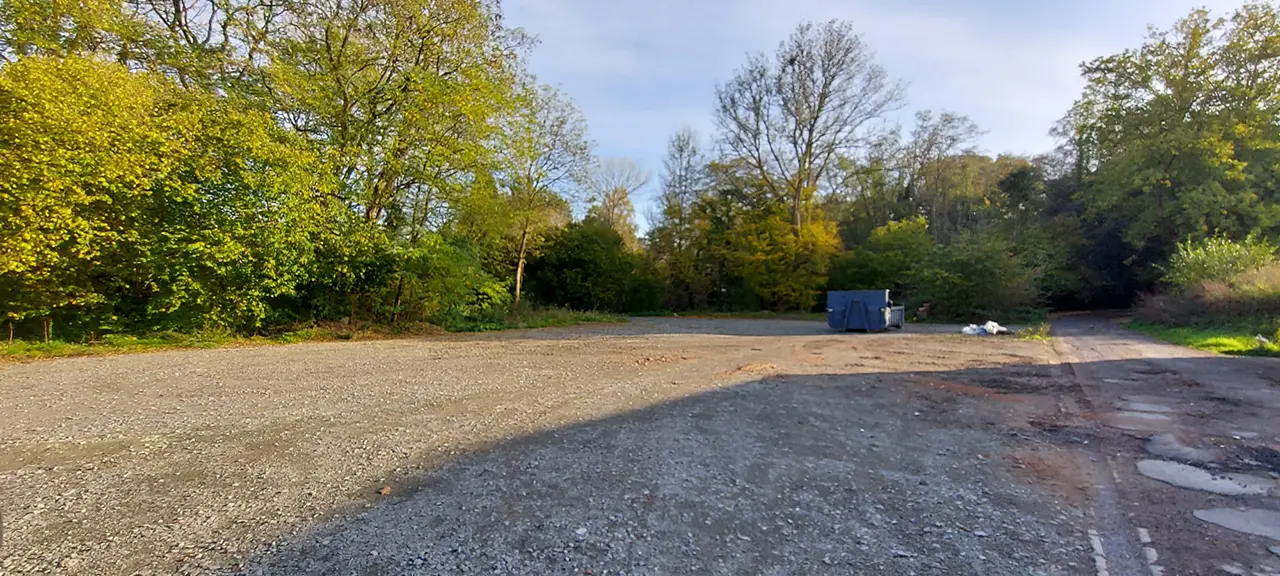 le terrain en attente de l'école