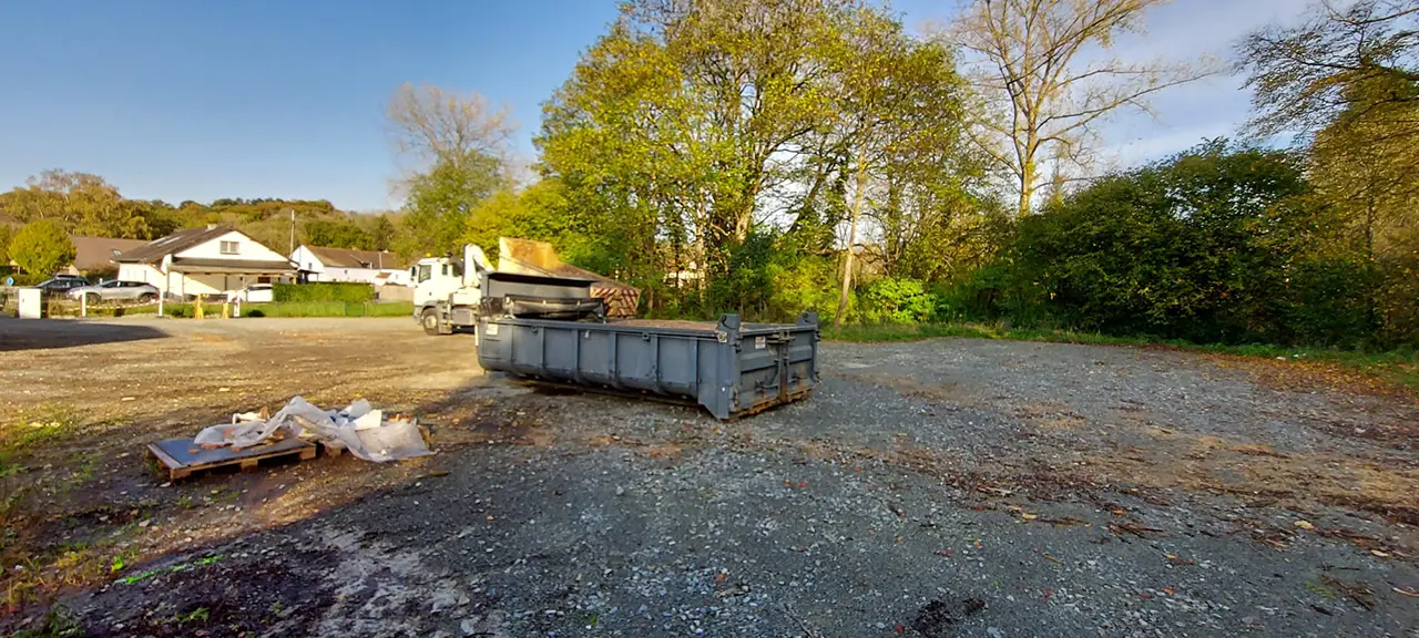 le terrain en attente de l'école