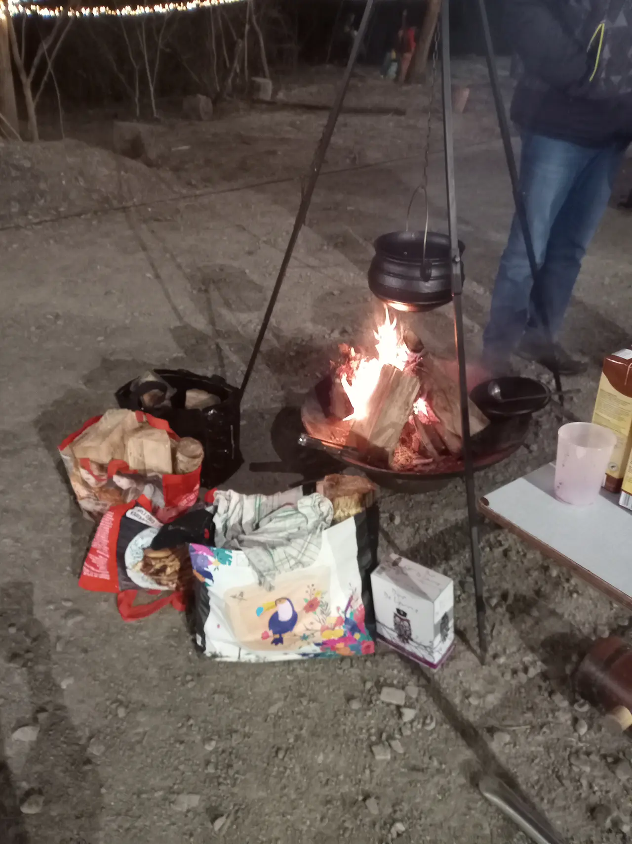 Le vin chaud qui mijote au-dessus du feu.