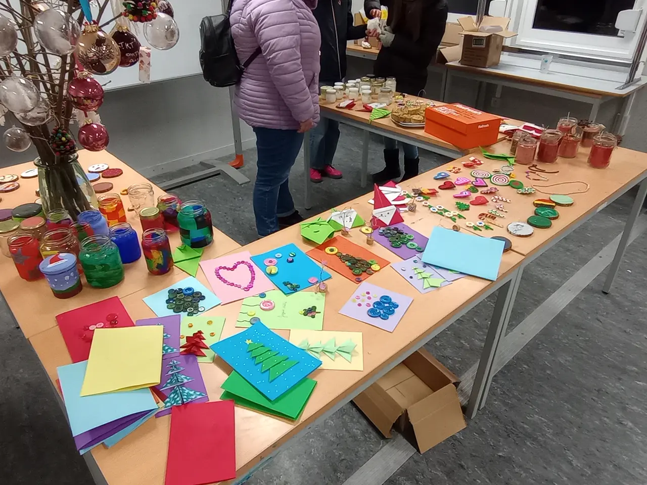 Atelier déco de Noël de l'école.